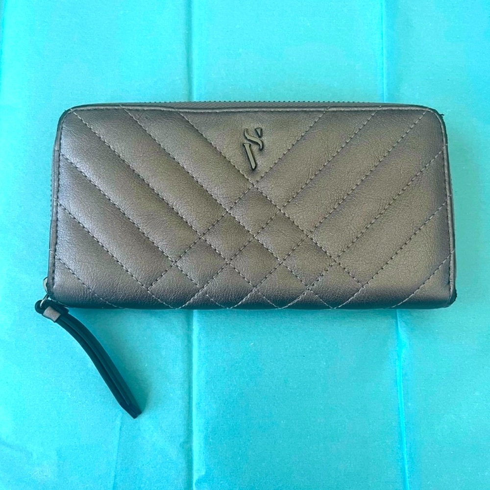 Vera Wang Simply Vera Quilted Wallet